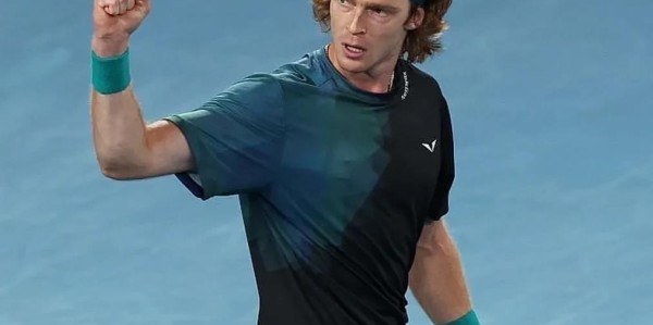 天博棋牌-白卓璇吃油条落败王炸组合出局，卢宝丢盘晋级西大妈还是你大妈