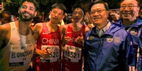 天博体育app-郭晶晶霍启刚亮相香港马拉松赛，李家超：推动体育盛事化发展