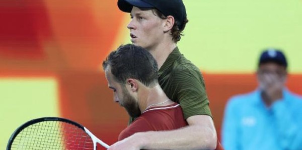 天博棋牌-白卓璇吃油条落败王炸组合出局，卢宝丢盘晋级西大妈还是你大妈